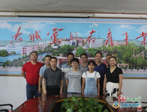 上高县江苏商会高考助学活动走进上高二中 图
