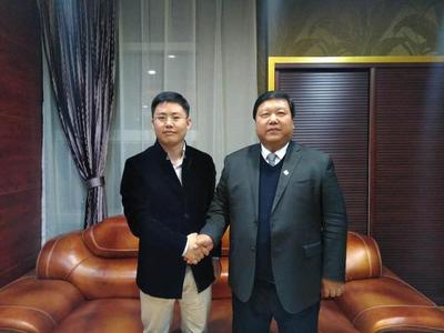 岳霖女士品鉴红酒与青稞酒 财经视角下的消费新趋势